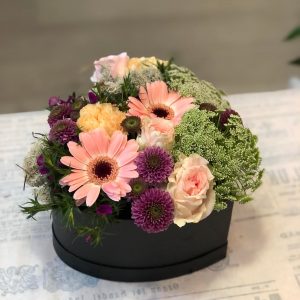 Sort hatteæske m. smukke blomster i rosa nuancer