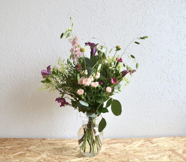 Høj luftig buket i sæsonens blomster
