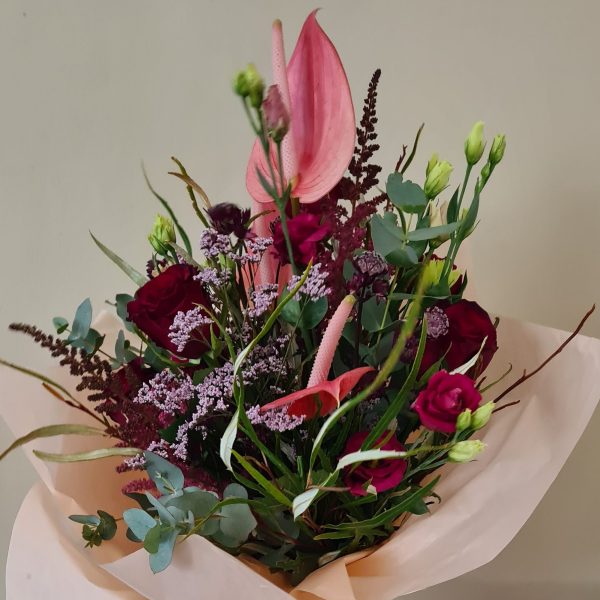 Høj rødlig/rosa buket