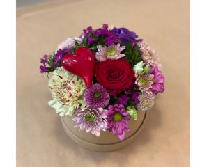 Hatteæske m. smukke blomster (Rødt hjerte)