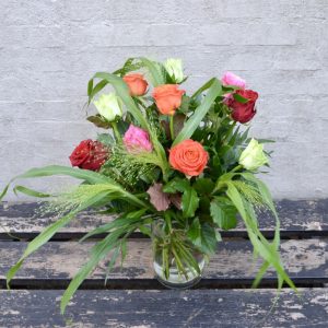 Smuk og farverig rosenbuket