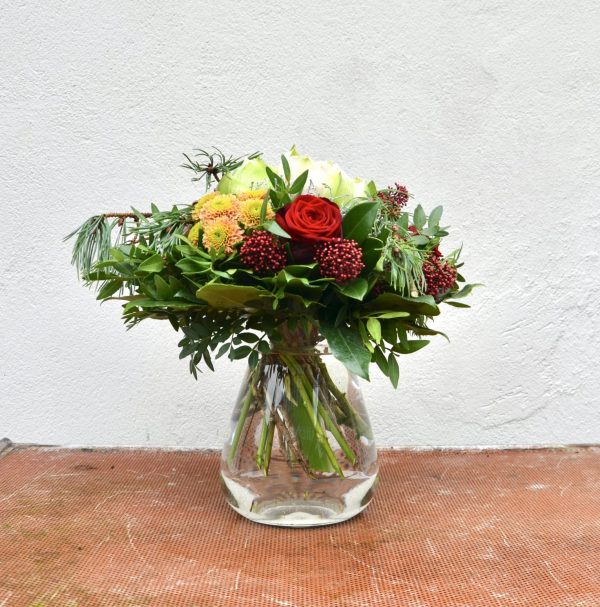 Lav tætbundet buket med årstidens flotteste blomster