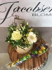 Hatteæske m. friske blomster & chokolade