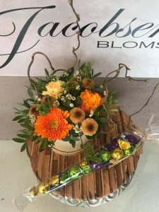 Hatteæske m. friske blomster & chokolade