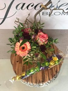 Hatteæske m. friske blomster & chokolade