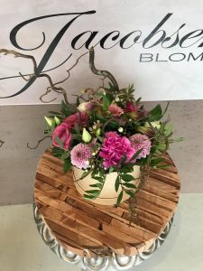 Hatteæske m. friske blomster