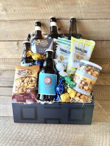 Lækker øl-kurv fyldt med specialøl og snacks