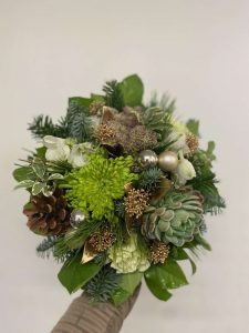 Smuk julebuket bundet i grønt