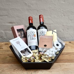 Klassisk gavekurv m. vin og lækkerier