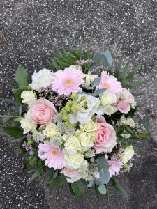 Lav og tæt buket i lyse rosa nuancer