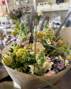 Vild buket med årstidens blomster