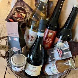 Klassisk gavekurv m. vin og lækkerier