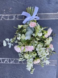 Bårebuket i feminint og elegant udtryk