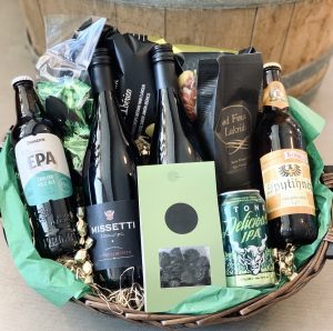 Klassisk gavekurv m. vin og lækkerier