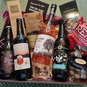 Gavekurv med vin, øl, nødder, chokolade mv.