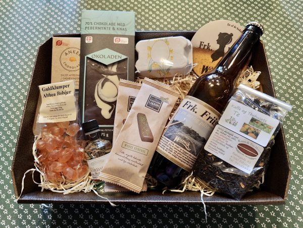 Gavekurv med te, chokolade, bolsjer og pilsner