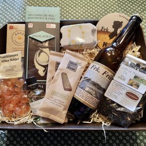 Gavekurv med te, chokolade, bolsjer og pilsner