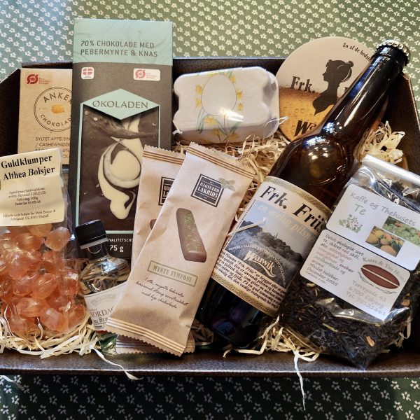 Gavekurv med te, chokolade, bolsjer og pilsner