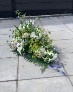 Kistepynt i lyse nuancer inklusiv bånd