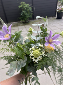 Naturlig buket med liv og højde