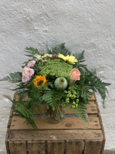 Tæt bundet buket i årstidens blomster