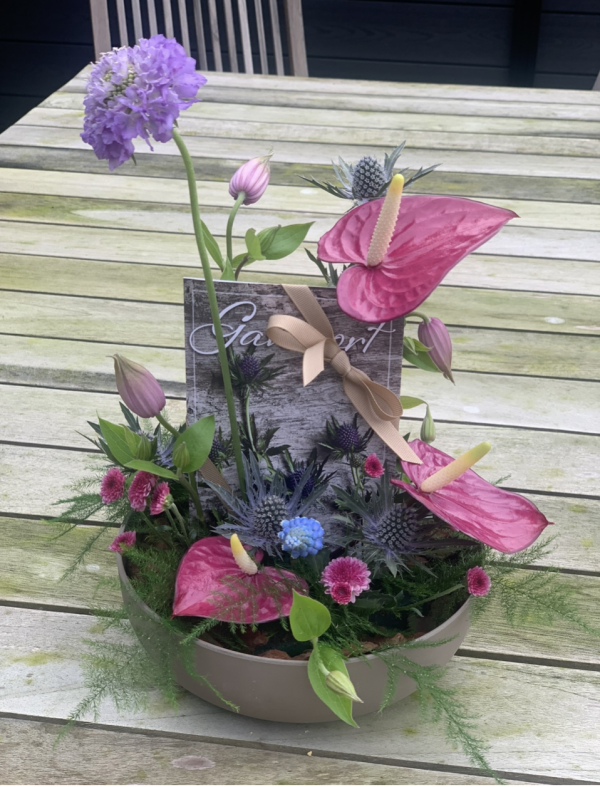 Gavekurv i smuk blomsterdekoration