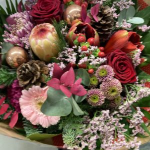 Tætbundet kortstilket julebuket